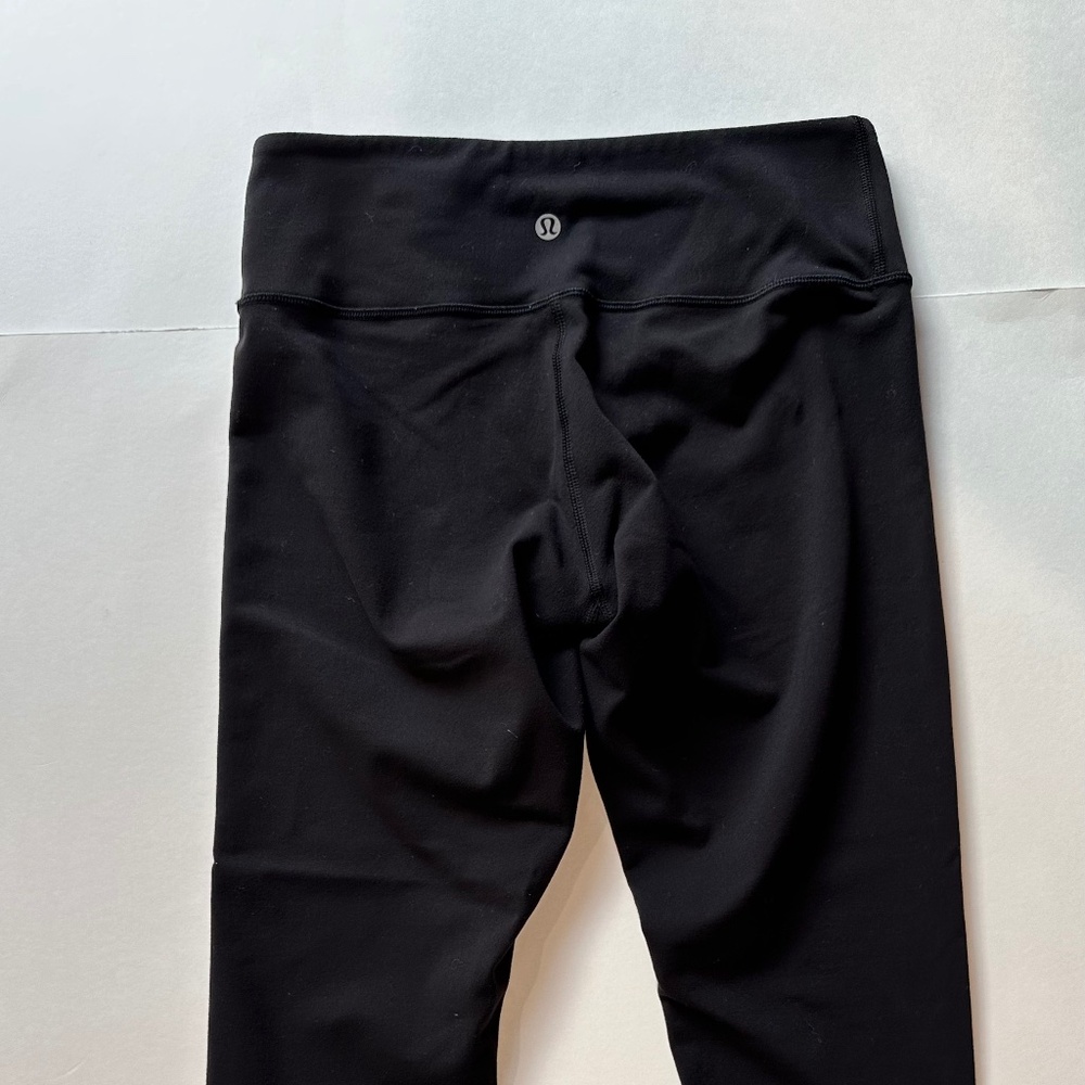 Lululemon Black Crop Leggings - Size 6‎ ( No Size Tag / Yes Size Dot).